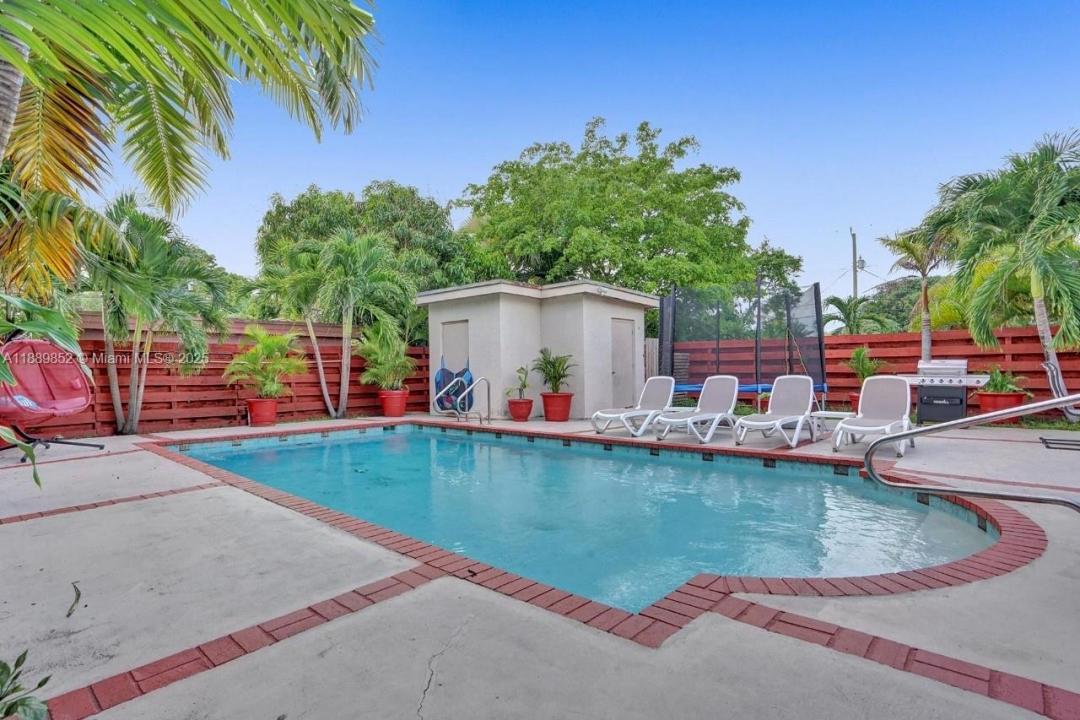 208 SW 2nd Ave, Hallandale Beach, Florida 33009, USA