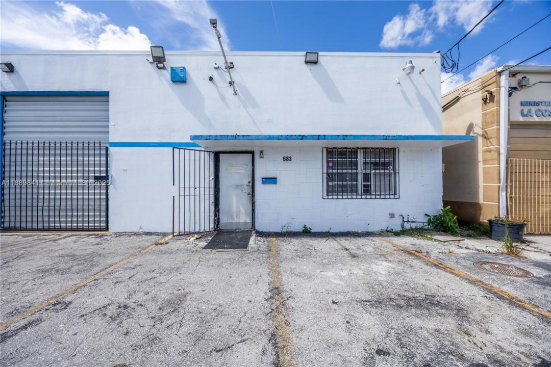 683 W 26th St, Hialeah, Florida 33010, USA