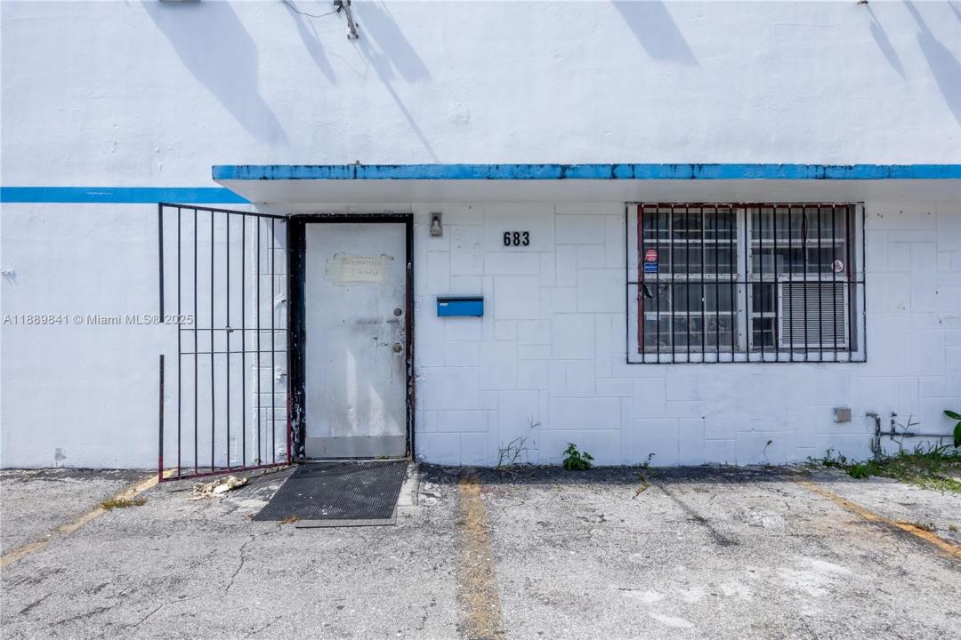 683 W 26th St, Hialeah, Florida 33010, USA
