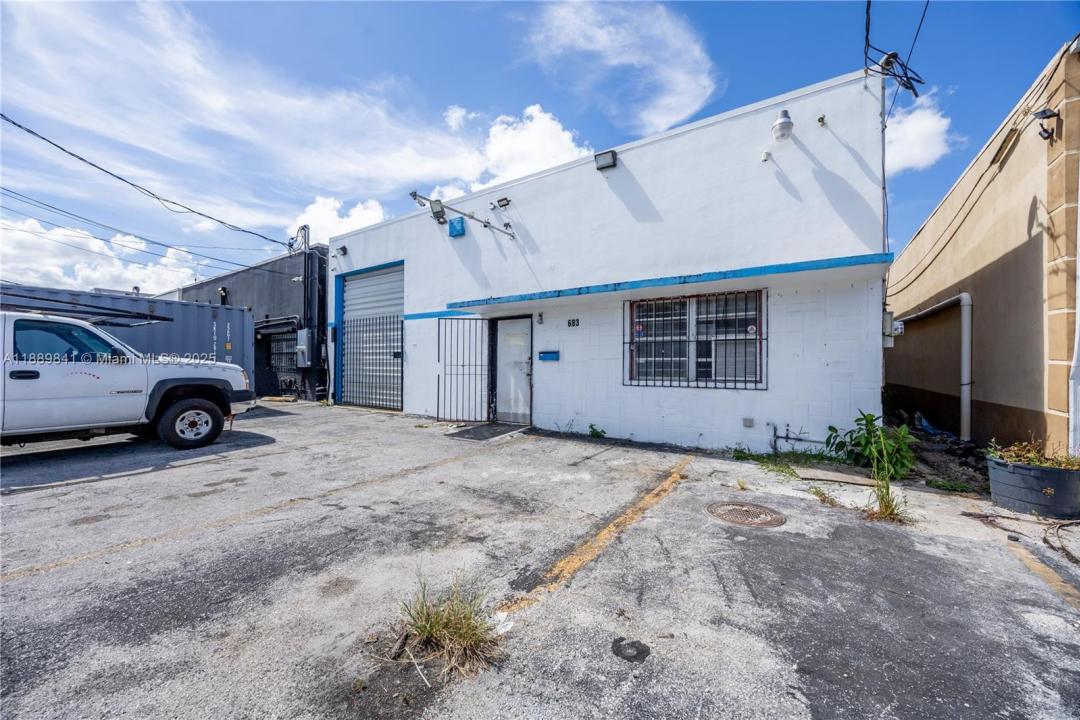 683 W 26th St, Hialeah, Florida 33010, USA