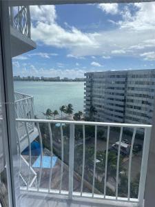 7601 E Treasure Dr 1005, North Bay Village, Florida 33141, USA