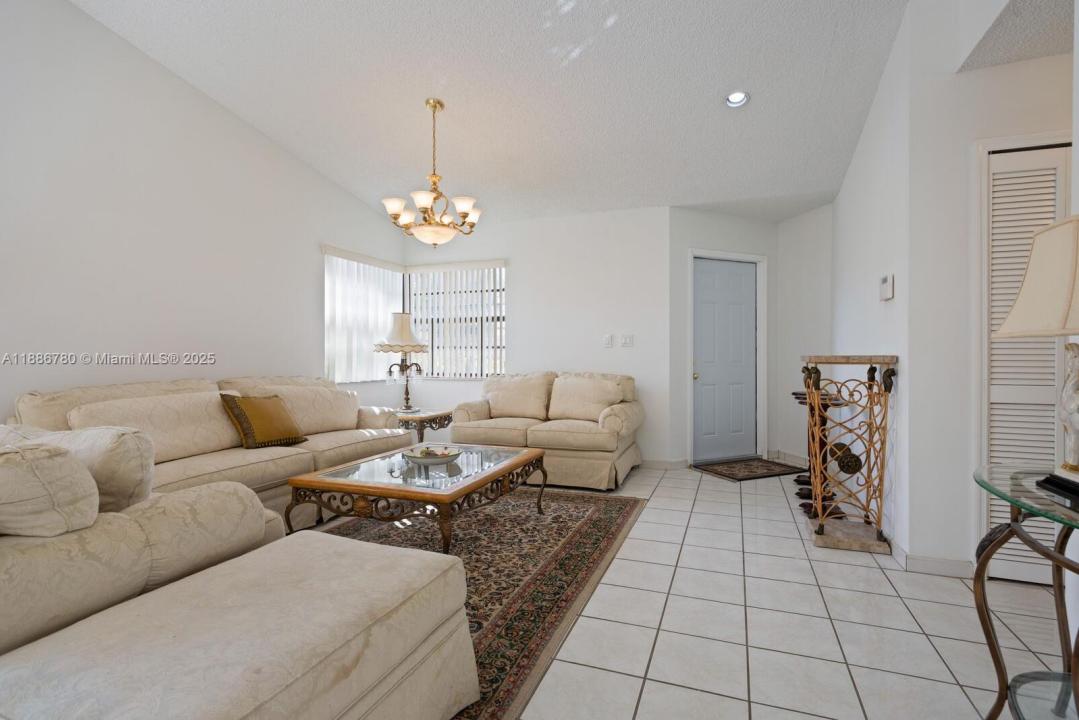 14207 SW 51st St, Miami, Florida 33175