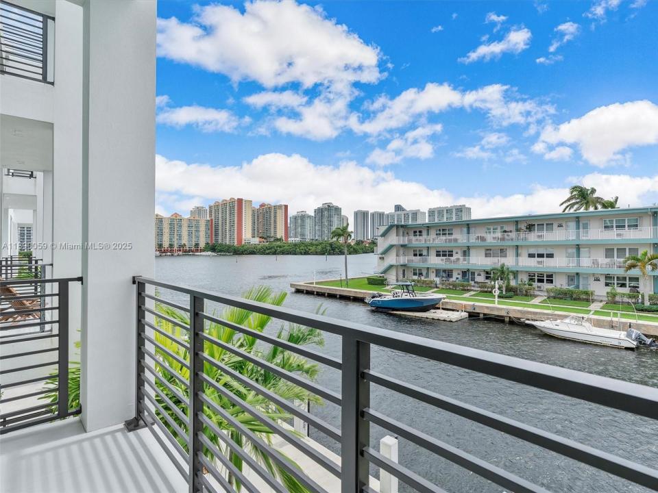 4004 NE 167 ST 8, North Miami Beach, 佛罗里达州 33160, 美国