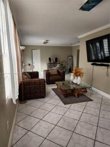 4361 NW 35th Ave, Lauderdale Lakes, Florida 33309, USA