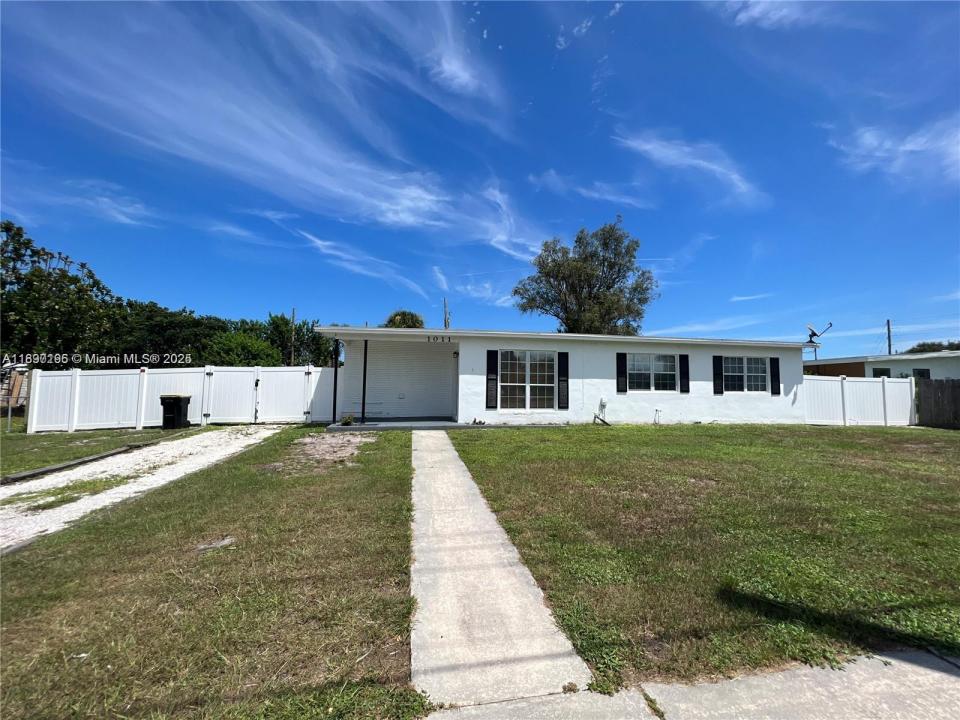 1011 NE Bianca, Palm Bay, 佛罗里达州 32905, 美国
