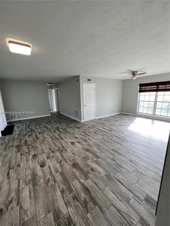 1011 NE Bianca, Palm Bay, 佛罗里达州 32905, 美国