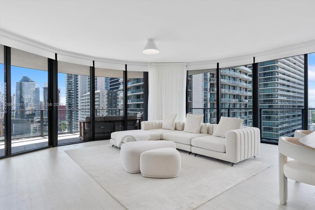 1000 Brickell Plz 2102, Miami, Floryda 33131, USA