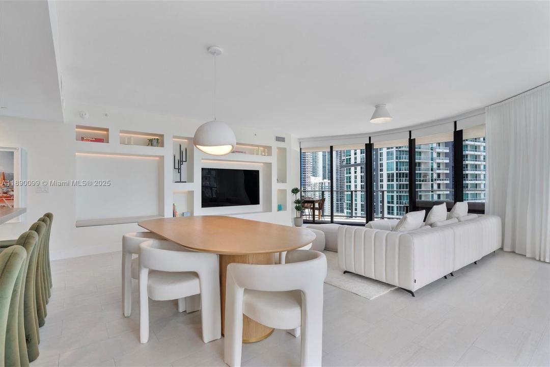 1000 Brickell Plz 2102, Miami, Floryda 33131, USA