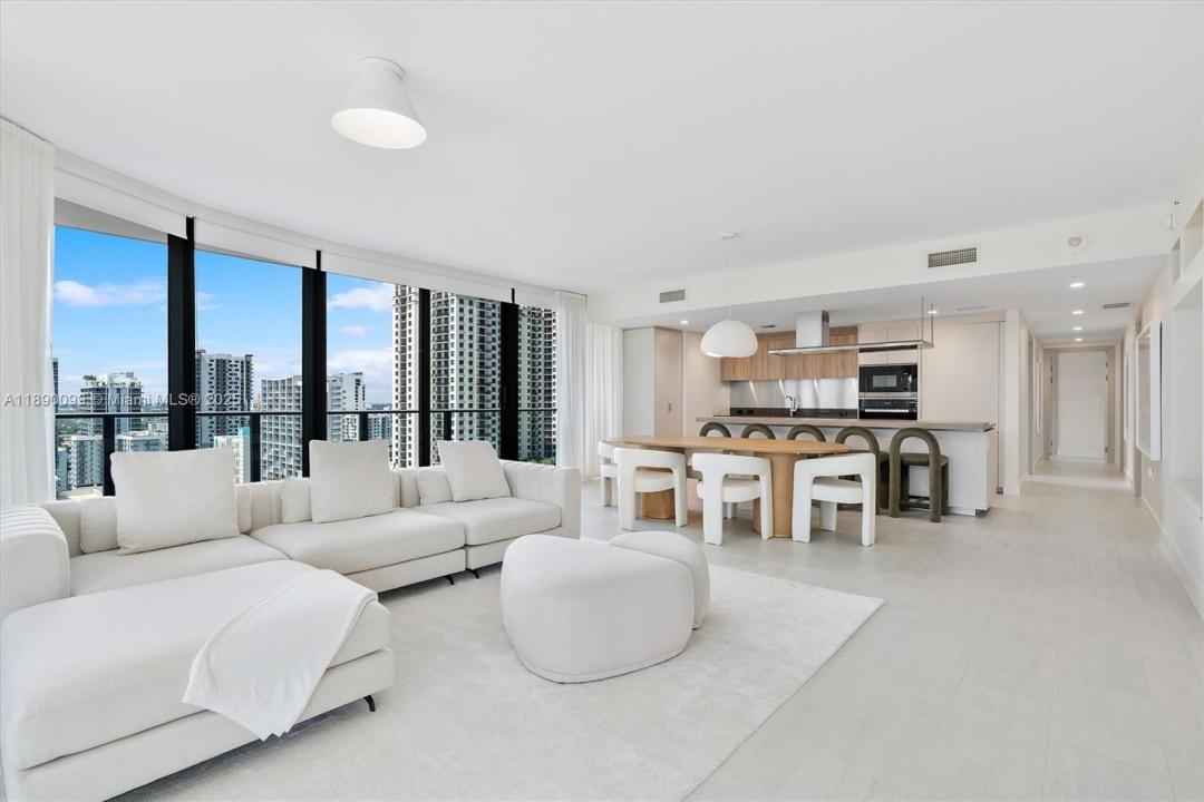 1000 Brickell Plz 2102, Miami, Floryda 33131, USA