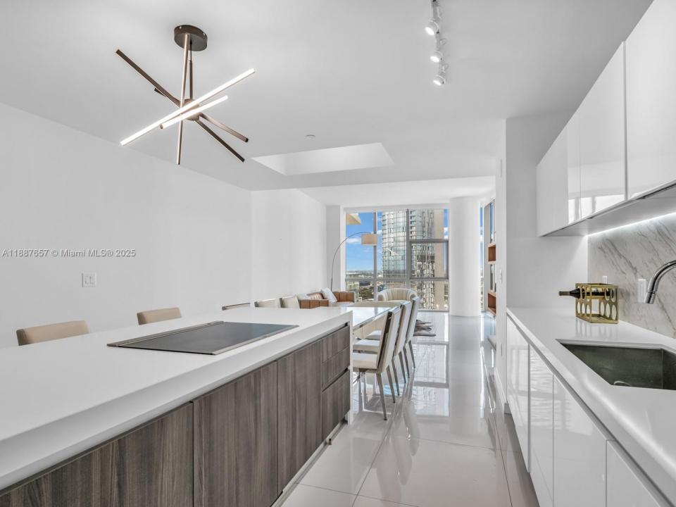 851 NE 1st Ave 3201, Miami, فلوريدا 33132, الولايات المتحدة