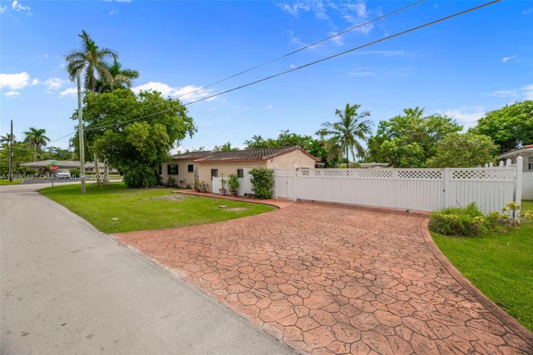11490 W BISCAYNE CANAL RD, Miami, Флорида 33161, Соединенные Штаты