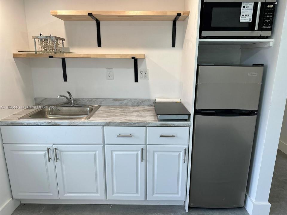 80 NE 133rd St B, North Miami, Florida 33161, Estados Unidos