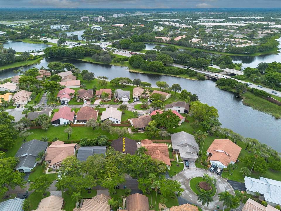 2330 Dover, Weston, Florida 33326, Amerika Birleşik Devletleri