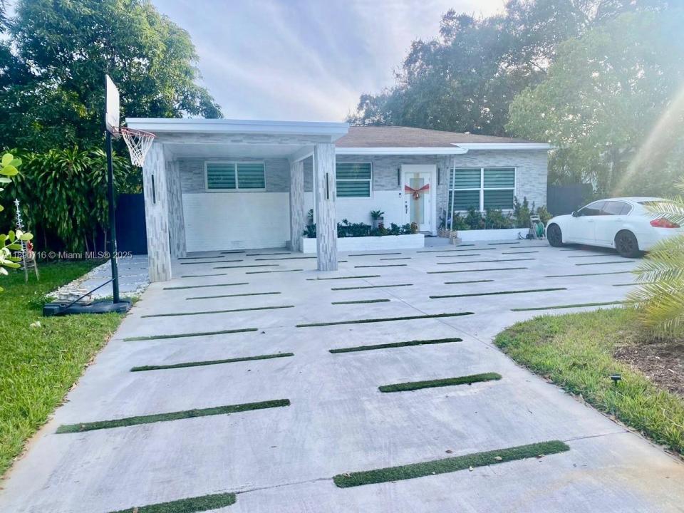 390 NE 165th St, Miami, Floryda 33162, USA