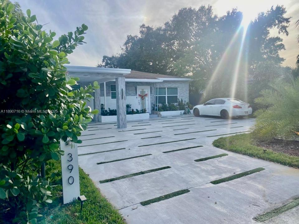 390 NE 165th St, Miami, Floryda 33162, USA