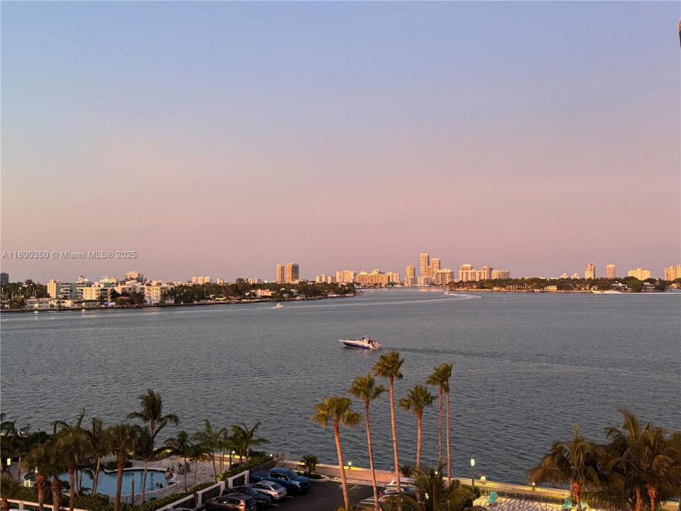 7501 E Treasure Dr 7L, North Bay Village, Florida 33141, USA