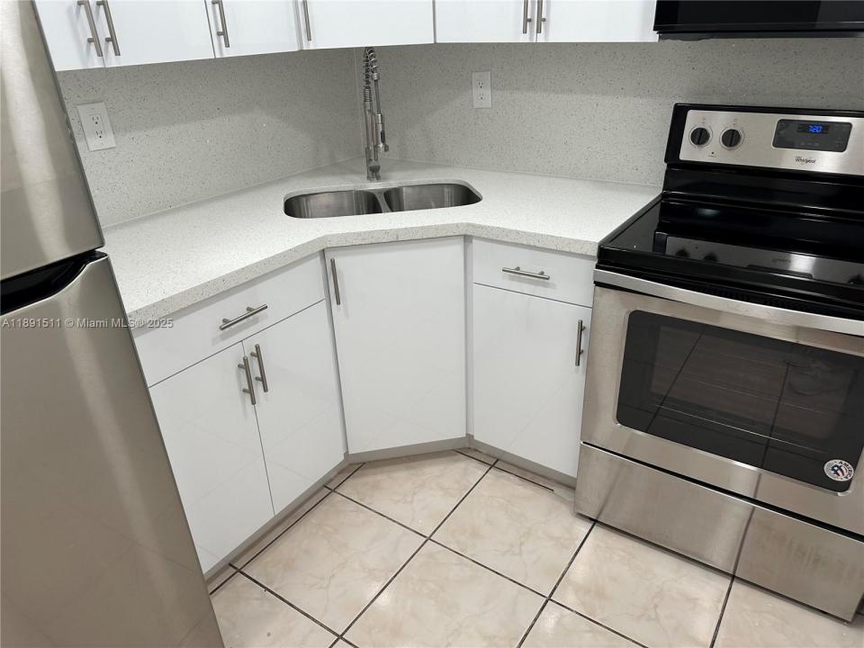 606 W 81st St 331, Hialeah, פלורידה 33014, ארצות הברית של אמריקה 