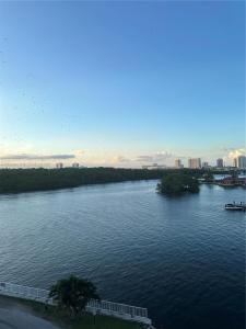 400 Kings Point Dr 614, Sunny Isles Beach, Florida 33160, USA