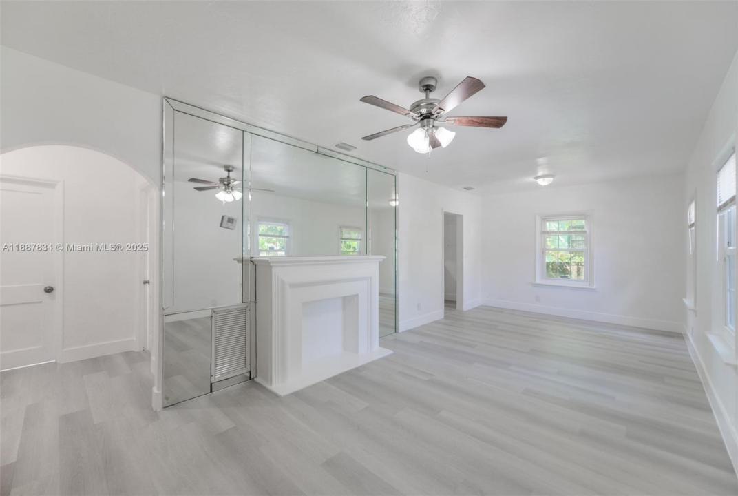 1250 NW 43rd St, Miami, Floryda 33142, USA