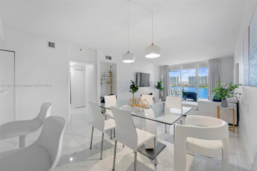 18100 N Bay Rd 708, Sunny Isles Beach, Florida 33160, Stati Uniti