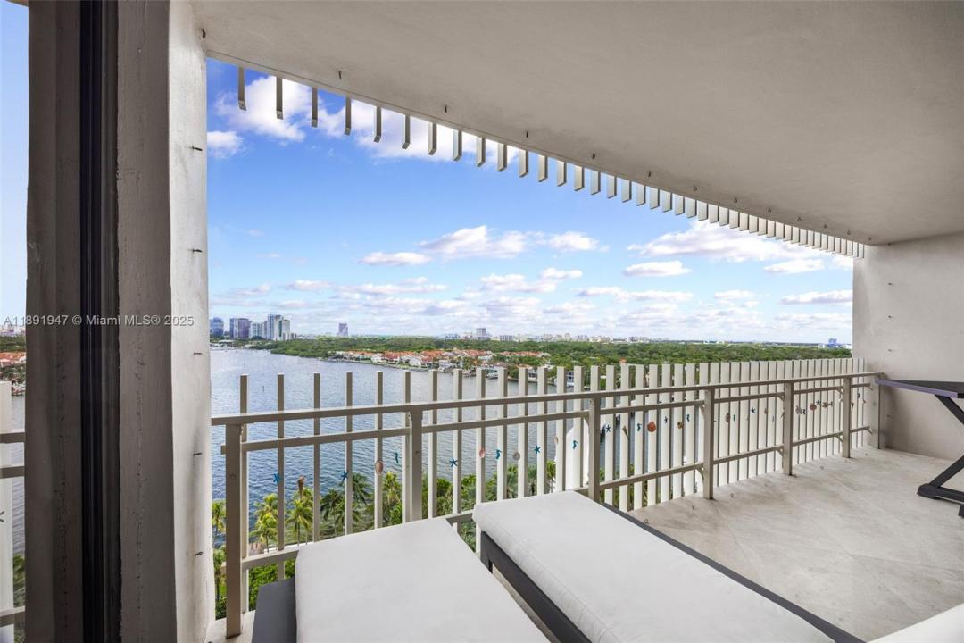 1 Grove Isle Dr A1508, Coconut Grove, Florida 33133, USA