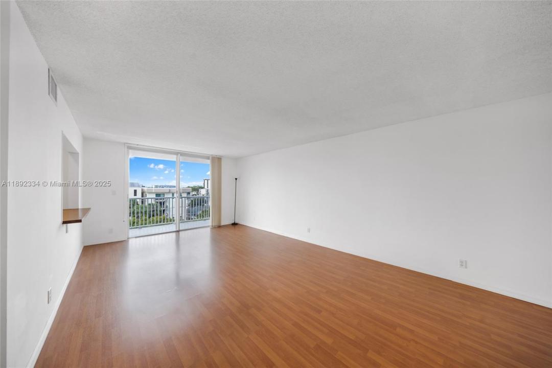 137 Golden Isles Dr 508, Hallandale Beach, Florida 33009, USA