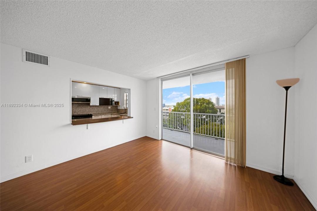 137 Golden Isles Dr 508, Hallandale Beach, Florida 33009, USA