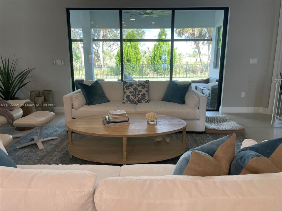 4960 Surfside Circle, Bradenton, Florida 34211