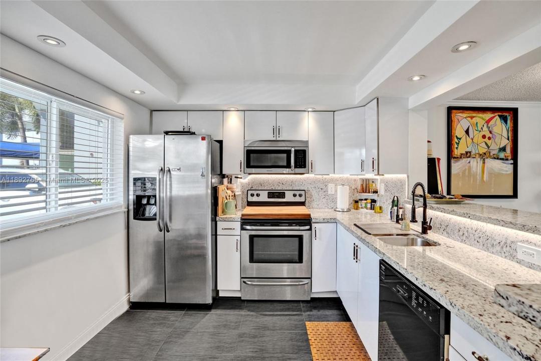 4000 NE 170 ST 106, Eastern Shores, Florida 33160