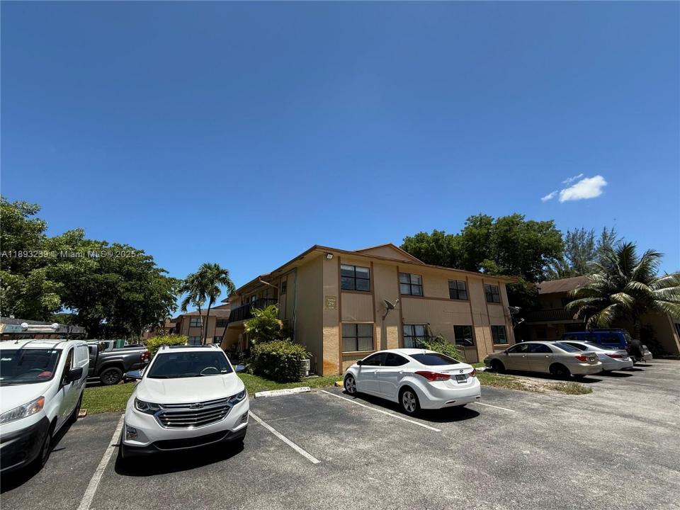 2530 W 67th Pl 23-29, Hialeah, Florida 33016