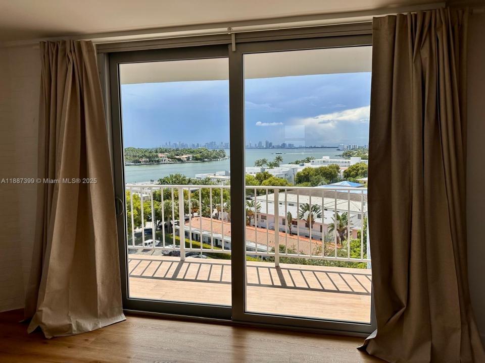 6900 Bay Dr 8D, Miami Beach, Florida 33141, USA