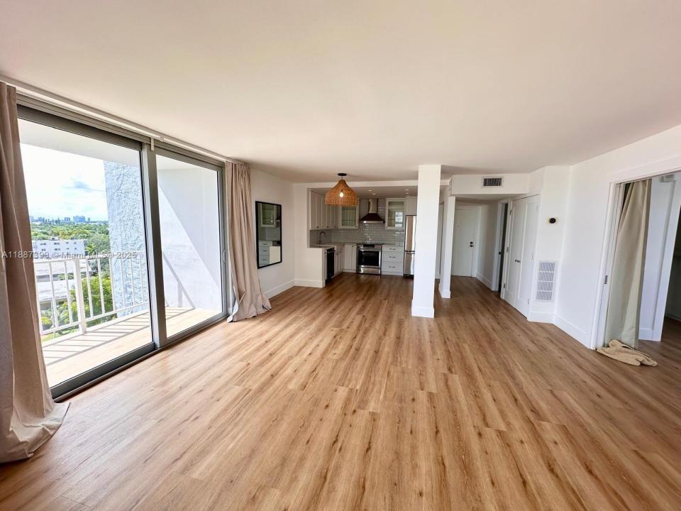 6900 Bay Dr 8D, Miami Beach, Florida 33141, USA