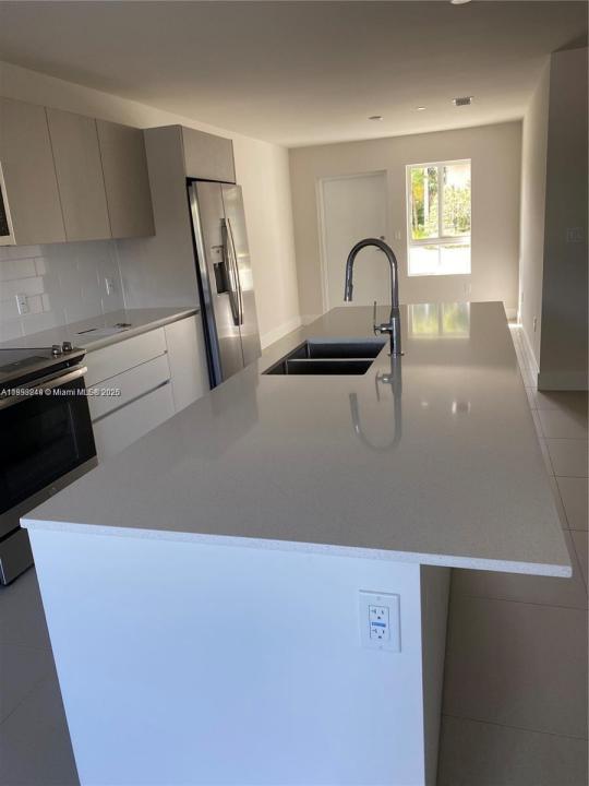 2535 NE 193rd St 3108, Miami, Florida 33180, Stati Uniti