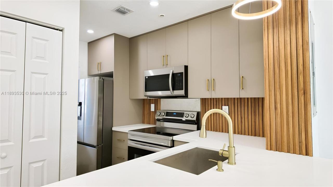 7985 NW 8th St 109A, Miami, Florida 33126