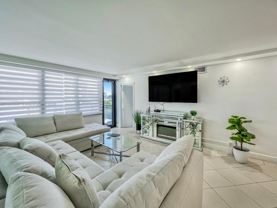 5225 Collins Ave 517, Miami Beach, Florida 33140