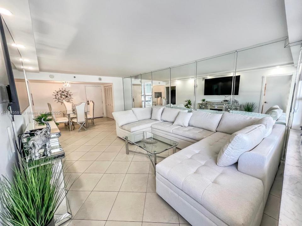 5225 Collins Ave 517, Miami Beach, Florida 33140