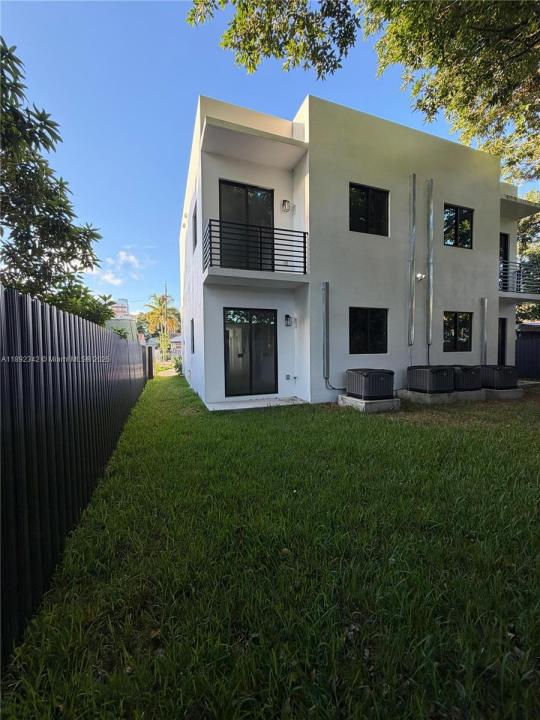 1271 NW 38th St, Miami, Флорида 33142, Соединенные Штаты