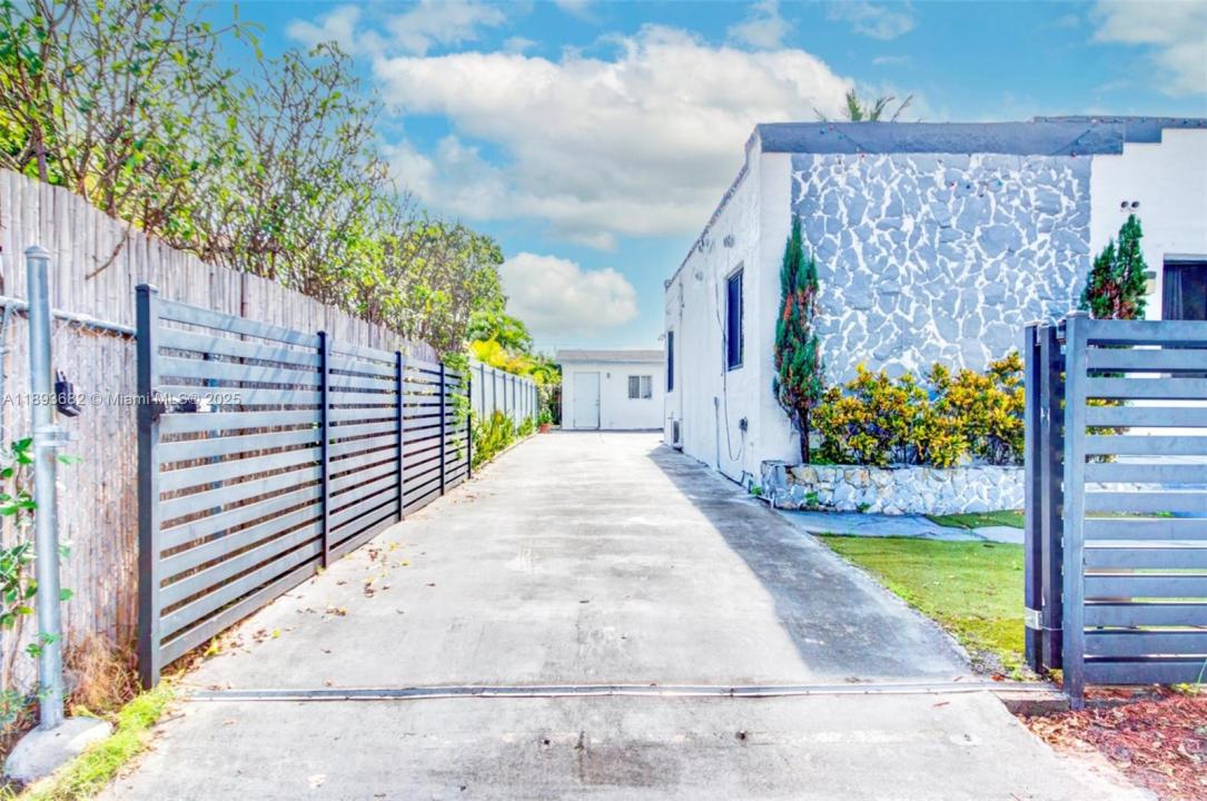 2126 NW 3rd St, Miami, Florida 33125