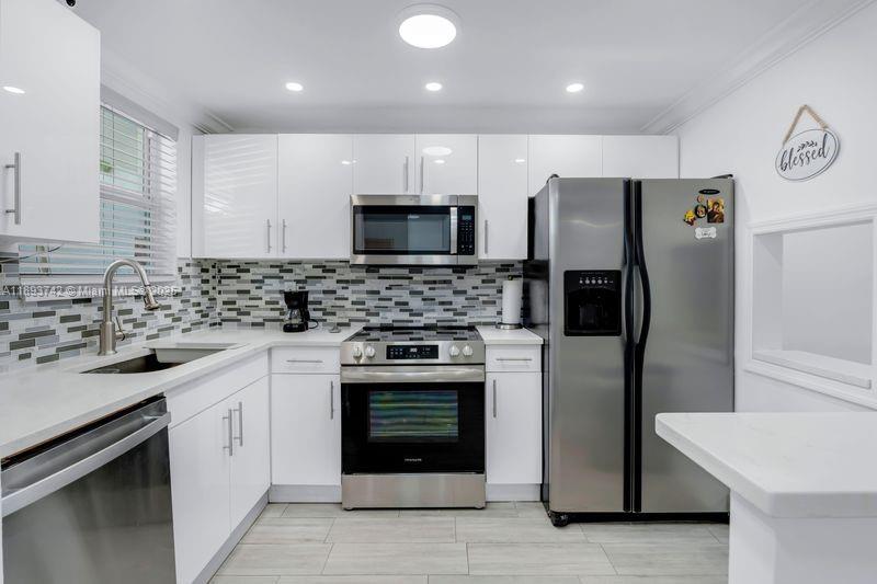 8300 Sunrise Lakes Blvd 102, Sunrise, פלורידה 33322, ארצות הברית של אמריקה