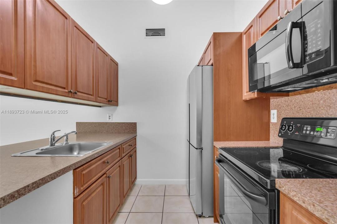 6713 NW 188th Ter 6713, Hialeah, Флорида 33015, Соединенные Штаты