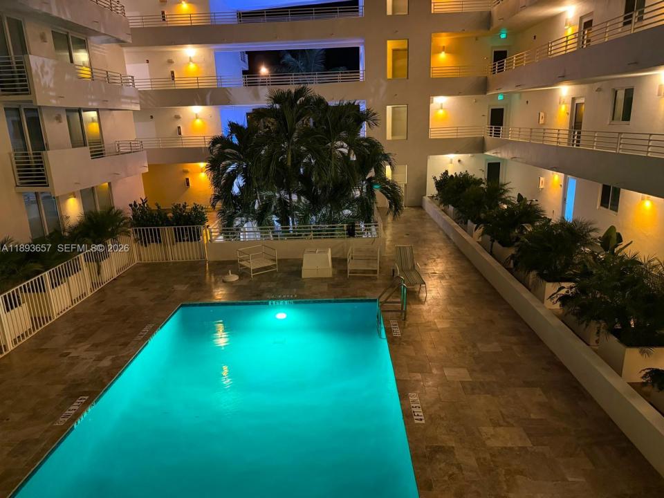 7800 Collins Ave 203, Miami Beach, Florida 33141, USA
