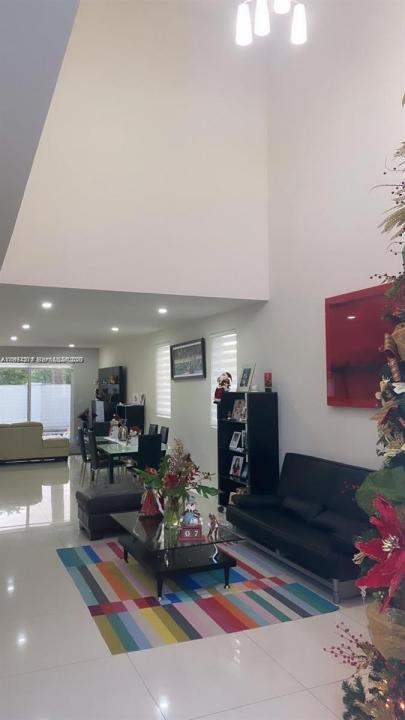 9880 NW 74th Ter, Doral, Florida 33178, USA