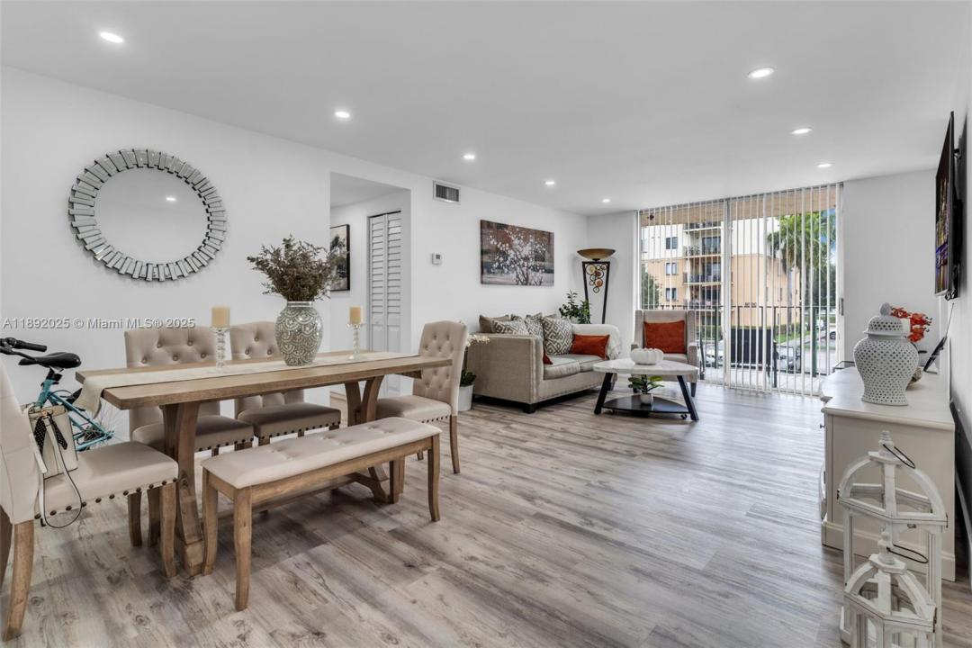 9310 Fontainebleau Blvd 201, Miami, Florida 33172, Amerika Birleşik Devletleri