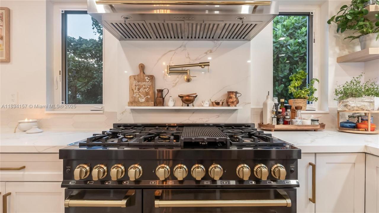 1015 NE 119th St, Biscayne Park, فلوريدا 33161, الولايات المتحدة