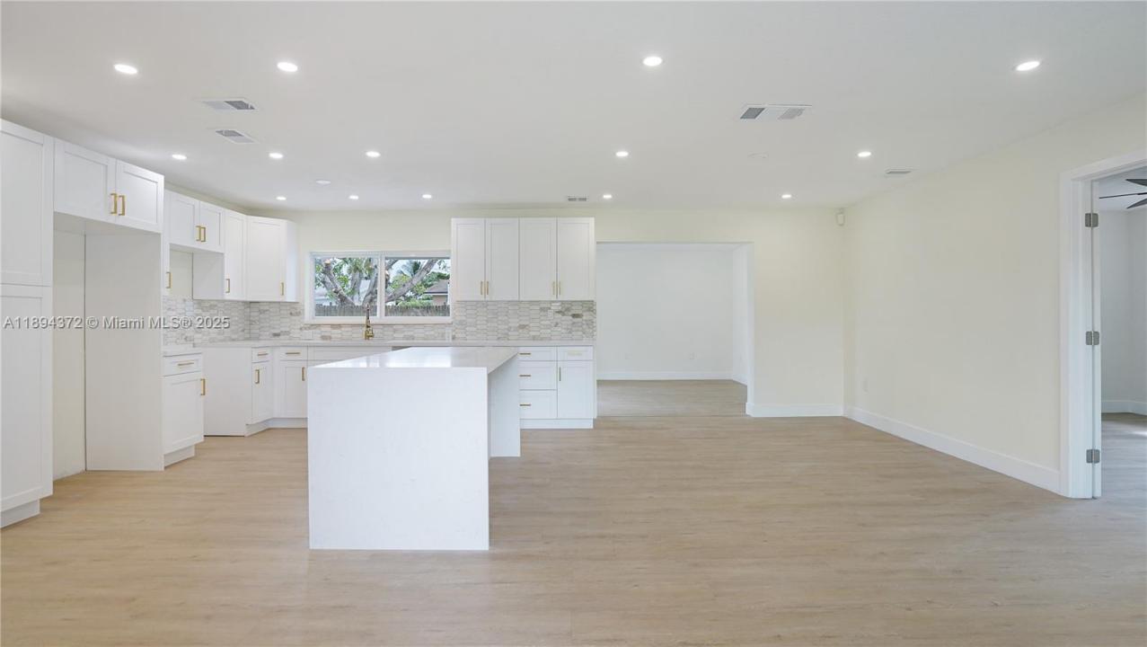 2510 N Pine Island Rd, Sunrise, Florida 33322, Estados Unidos