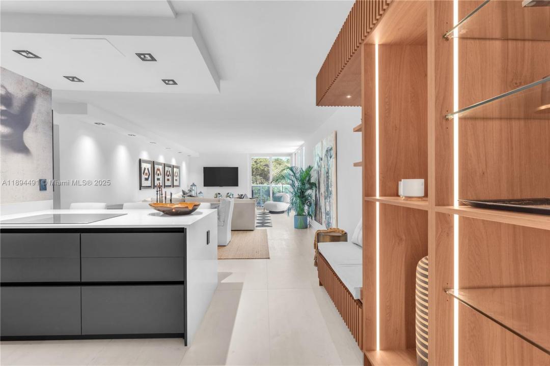 100 Bayview Dr 216, Sunny Isles Beach, פלורידה 33160, ארצות הברית של אמריקה 