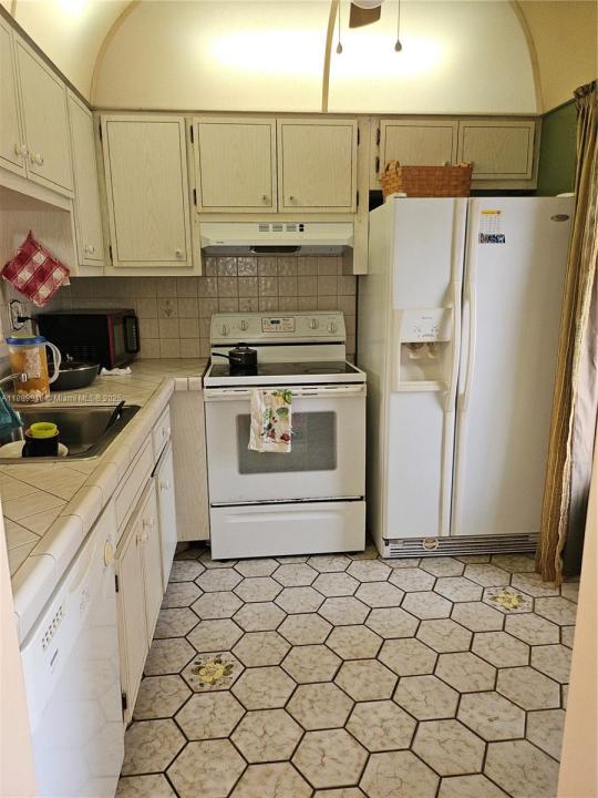 5121 W Oakland Park Blvd 211, Lauderdale Lakes, Florida 33313