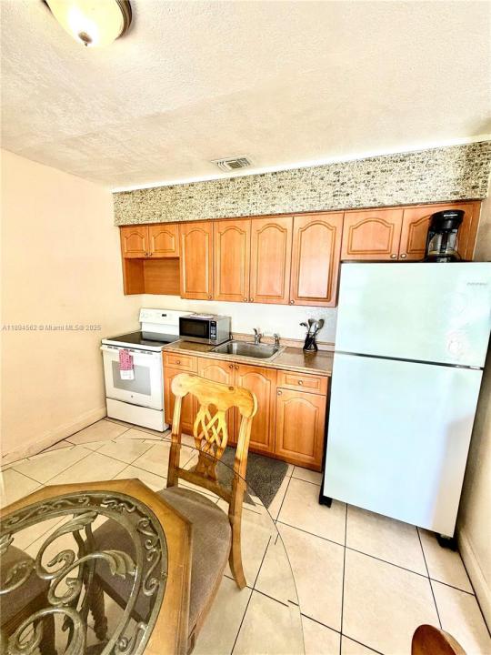 211 Stirling Rd 1, Dania Beach, フロリダ 33004, アメリカ合衆国