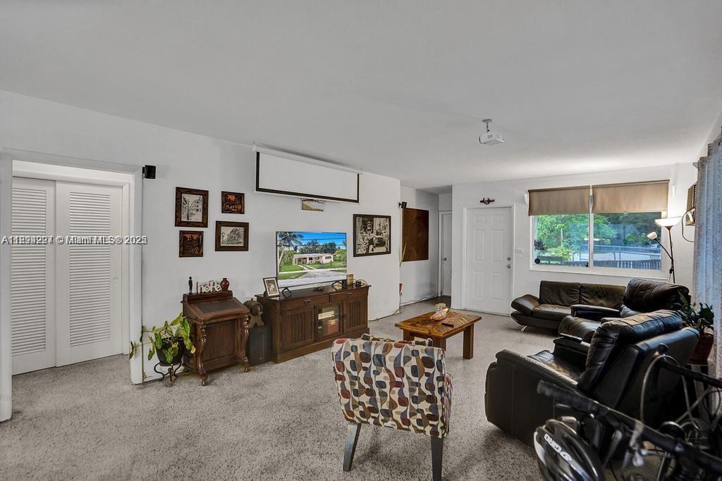 8347 E Dixie Hwy, Miami, Florida 33138, Stati Uniti