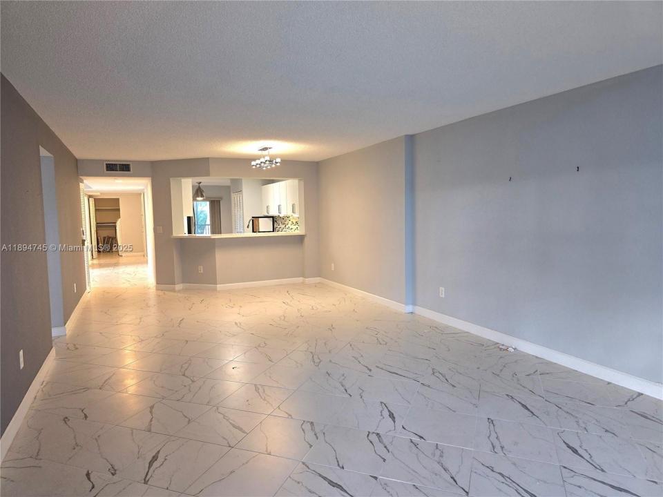 7440 Granville Dr 213, Tamarac, Florida 33321, Amerika Birleşik Devletleri